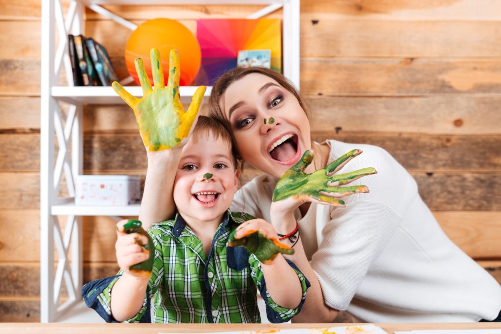 maman et enfant avec doigts de peinture