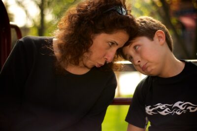 maman et fils malheureux