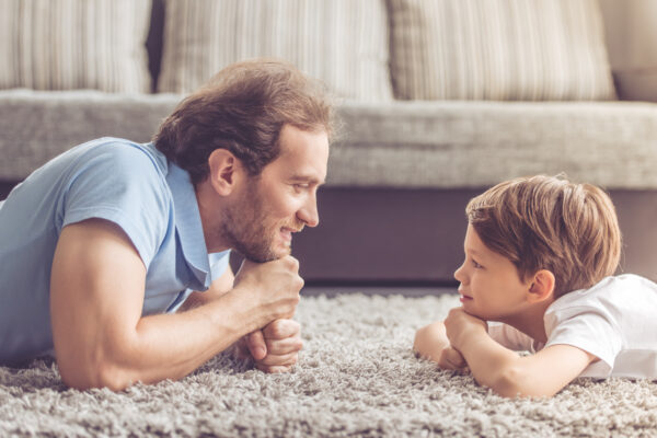 papa et son fils se regardent